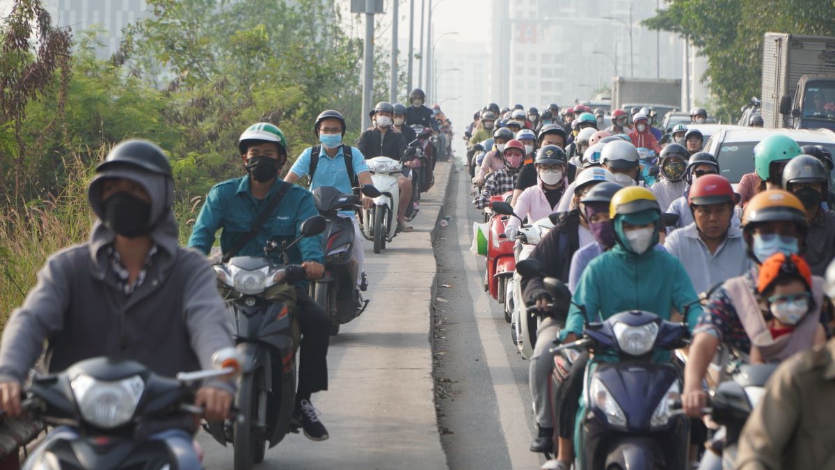 Hàng nghìn phương tiện xếp ken kín mặt đường, nhiều người dân đã phải điều khiển xe lên vỉa hè để nhanh chóng vượt qua điểm nghẽn, tránh việc muộn giờ làm, giờ học.