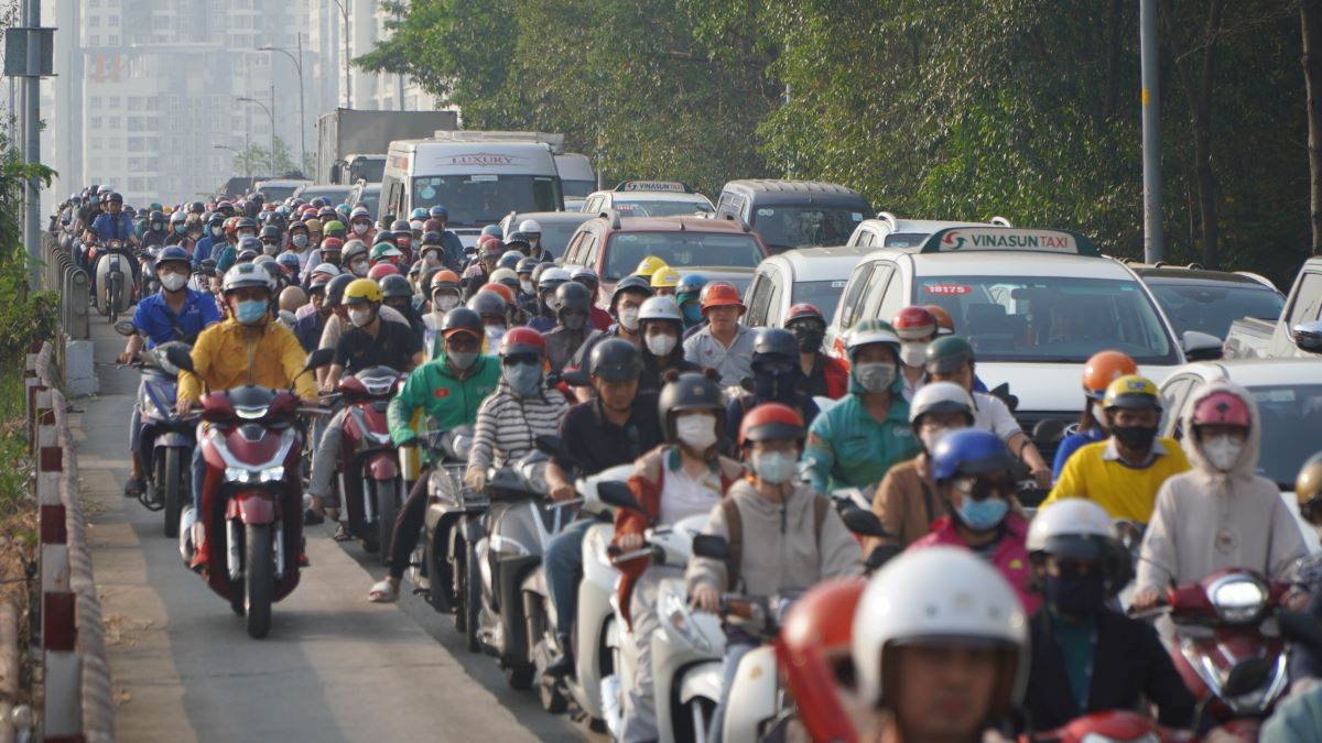 Đường Nguyễn Hữu Thọ (nối huyện Nhà Bè với Quận 7) thời gian gần đây đang trở thành điểm đen giao thông, khi thường xuyên xảy ra tình trạng ùn ứ, kẹt xe. Đặc biệt vào khung giờ cao điểm.