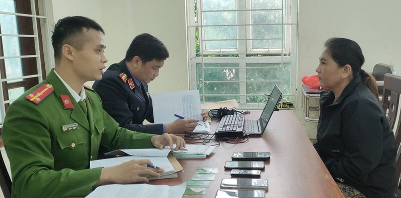 Cơ quan Công an làm việc với đối tượng cầm đầu Lê Thị Thanh Hải.  Ảnh: Văn Hậu