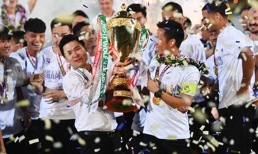 Chủ tịch Đỗ Vinh Quang của Hà Nội FC và tiền đạo Văn Quyết nâng cúp vô địch V.League 2022. Ảnh: Minh Anh
