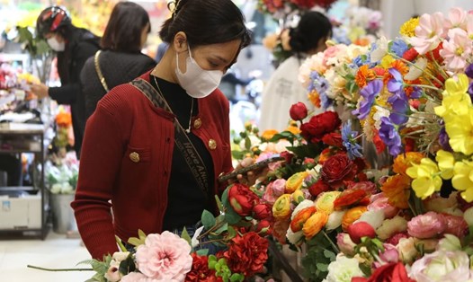 Người dân mua hoa ở phố Hàng Lược, Hà Nội. Ảnh: Thùy Trang
