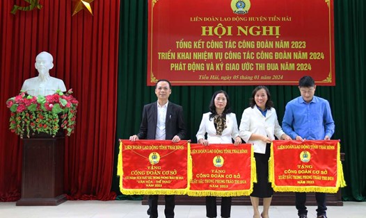 Phó Chủ tịch LĐLĐ tỉnh Thái Bình Phạm Thị Thắng trao cờ thi đua cho các tập thể. Ảnh: Bá Mạnh
