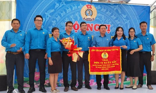 Với những thành tích xuất sắc trong năm 2023, Công đoàn Các KCN tỉnh Long An vinh dự nhận Cờ Thi đua của Tổng LĐLĐ Việt Nam. Ảnh: Kỳ Quan