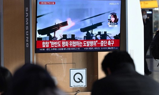 Truyền hình Hàn Quốc đưa tin về vụ bắn pháo của Triều Tiên, ngày 5.1.2024. Ảnh: AFP