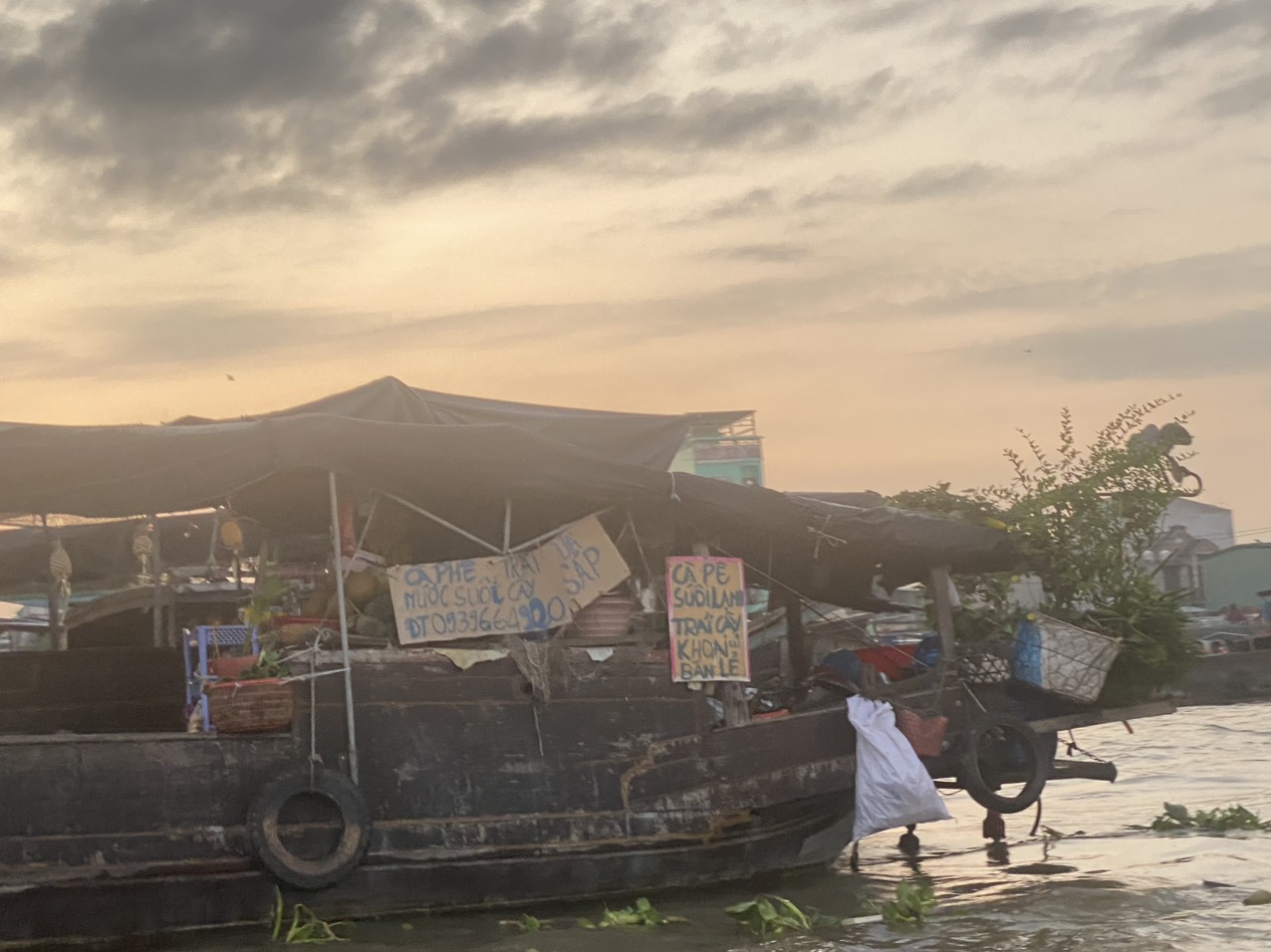 Chợ nổi Cái Răng Cần Thơ mang nét đặc trưng chung của các khu chợ nổi miền Tây là nằm ngay ngã 3 sông (nhánh sông Cái Răng và sông Hậu). Vị trí này có mực nước không sâu không cạn để thuyền bè dễ dàng neo đậu, di chuyển. Nơi này cũng nằm gần một ngôi chợ trên bờ và một vựa trái cây lớn.