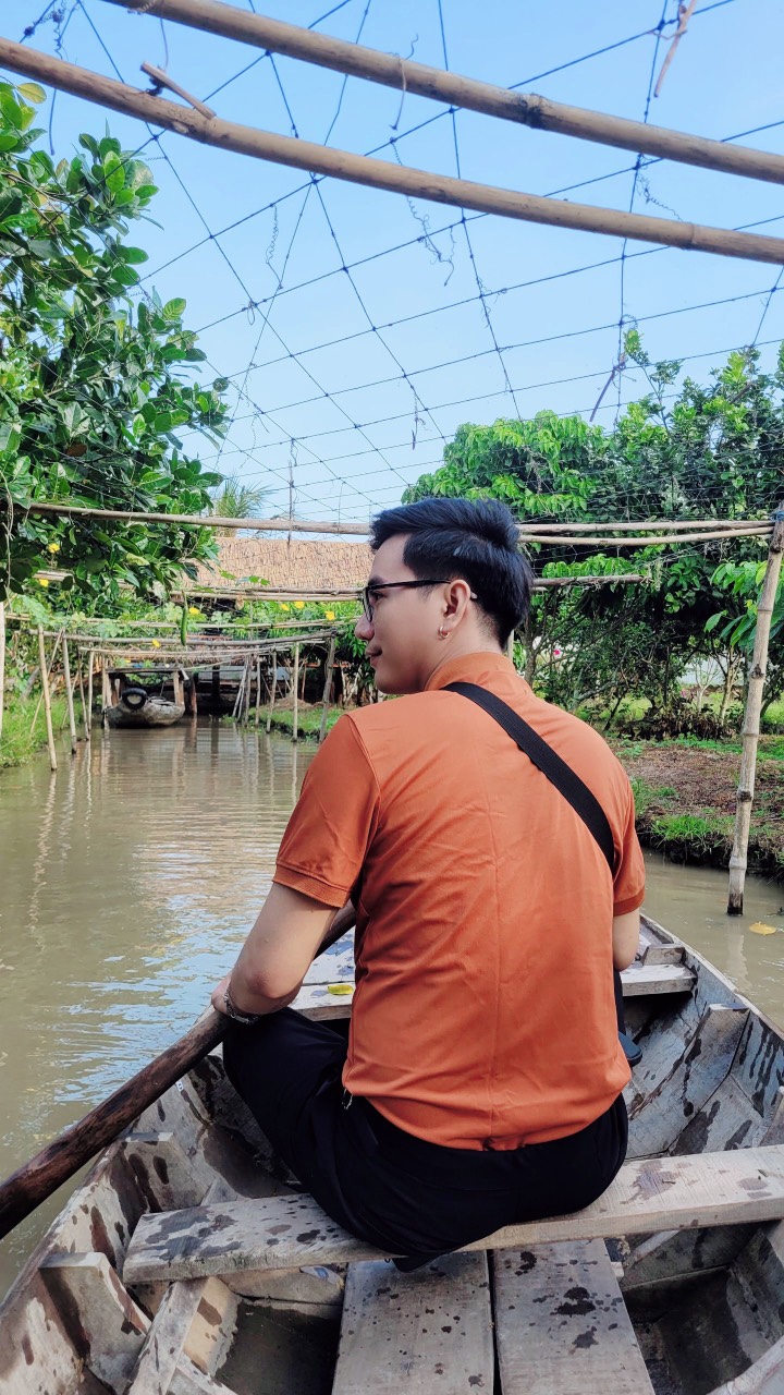 Rời chợ nổi, du khách ghé vườn trái cây để tham quan và thưởng thức đờn ca tài tử. Giá vé là 30.000 đồng/lượt cho trải nghiệm nghe nhạc, đã bao gồm một đĩa trái cây tươi.