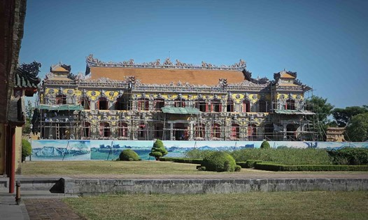 Điện Kiến Trung đang trùng tu vào tháng 8.2023. Dịp Tết Nguyên đán 2024 công trình sẽ mở cửa đón khách. Ảnh: Quảng An