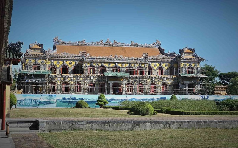 Điện Kiến Trung đang trùng tu vào tháng 8.2023. Dịp Tết Nguyên đán 2024 công trình sẽ mở cửa đón khách. Ảnh: Quảng An