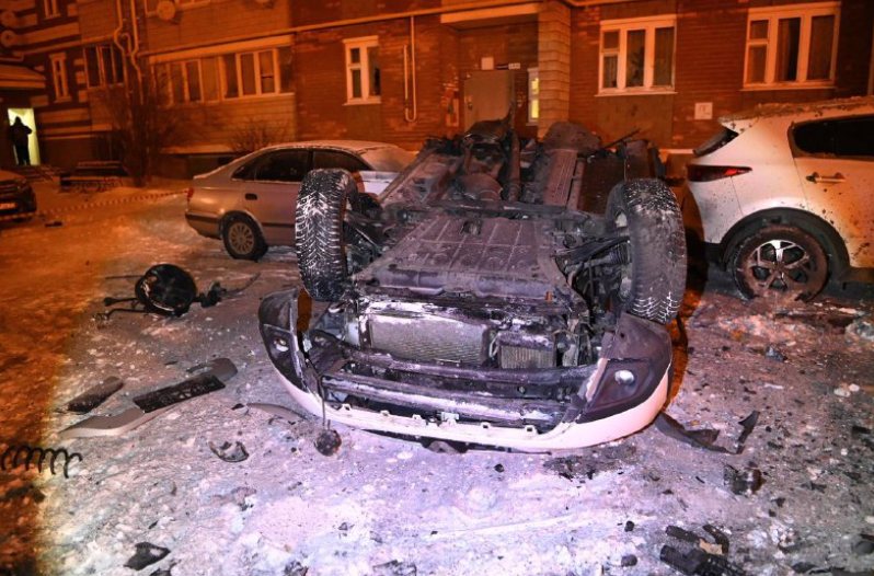 Xe cộ bị hư hại sau cuộc tấn công của Ukraina vào Belgorod. Ảnh: Telegram Thị trưởng Belgorod
