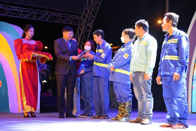 Ông Phan Văn Anh, Phó Chủ tịch Tổng Liên đoàn Lao động Việt Nam trao quà đến công nhân lao động Đà Nẵng tại Chợ Tết Công đoàn 2023. Ảnh: Văn Trực