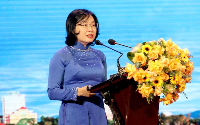 Bà Phan Thị Thúy Linh,  Chủ tịch LĐLĐ thành phố Đà Nẵng yêu cầu các cấp Công đoàn chú trọng chăm lo đoàn viên, người lao động bị thiếu việc làm. Ảnh: Trà Vân