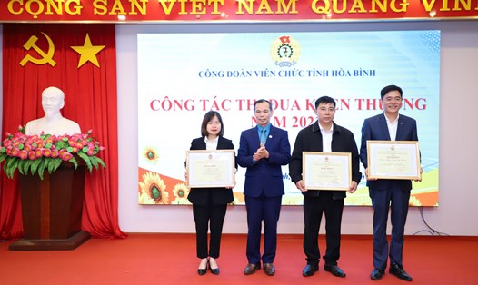 1 tập thể và 2 cá nhân được nhận Bằng khen của Tổng LĐLĐ Việt Nam. Ảnh: Bạch Tuyết