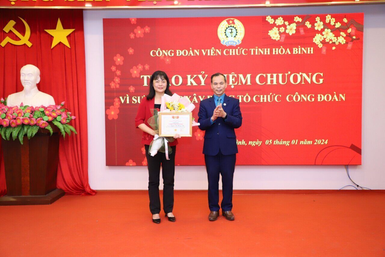 Chủ tịch LĐLĐ tỉnh Hoà Bình trao kỷ niệm chương 