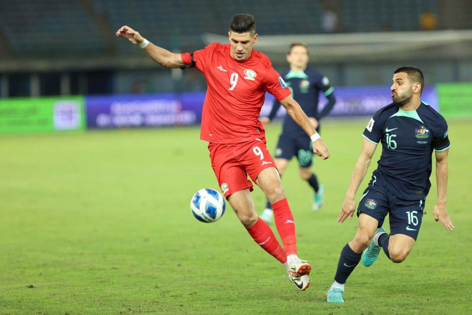 Tuyển Palestine (áo đỏ) khó gây bất ngờ trước tuyển Iran, UAE tại bảng C của Asian Cup 2023. Ảnh: PFF