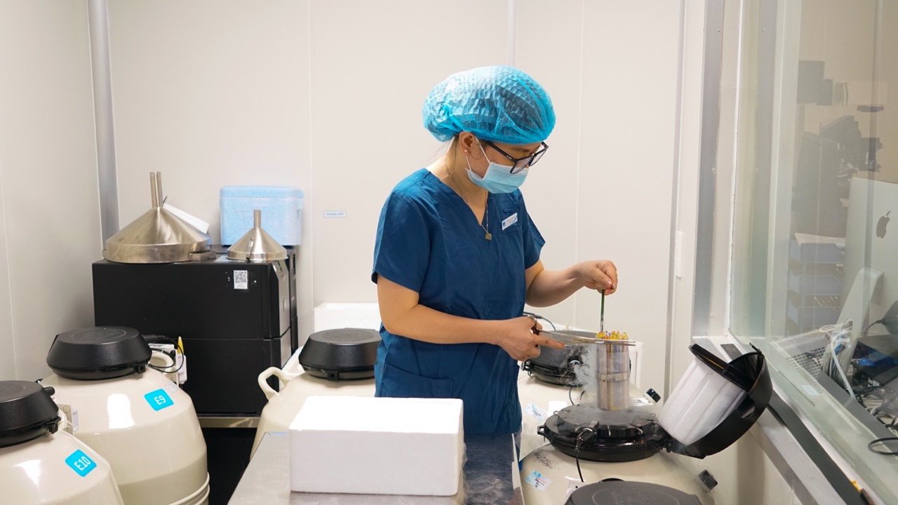 Chuyên viên phôi học đang thực hiện trữ phôi tại thùng trữ phôi lớn. Ảnh: BVCC