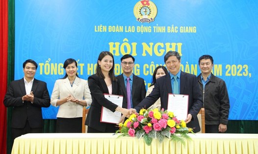 Chủ tịch Liên đoàn Lao động tỉnh Bắc Giang Nguyễn Văn Cảnh ký kết thỏa thuận với đối tác. Ảnh: Quyết Chiến 