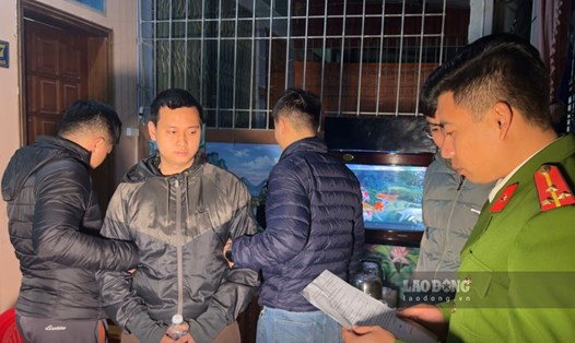 Thi hành lệnh khám xét tại nhà đối tượng Nguyễn Chí Công. Ảnh: Thanh Tuấn
