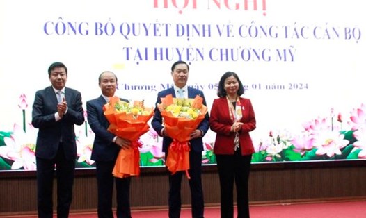 Lãnh đạo Thành ủy và UBND Thành phố Hà Nội tặng hoa chúc mừng ông Nguyễn Đình Hoa và ông Nguyễn Anh Đức. Ảnh: hanoi.gov