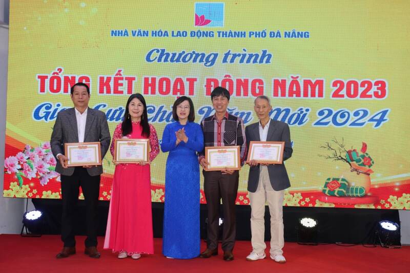 Nhà Văn hoá Lao động TP Đà Nẵng khen thưởng cho các cá nhân, tập thể có thành tích xuất sắc trong năm 2023. Ảnh: Nguyễn Linh