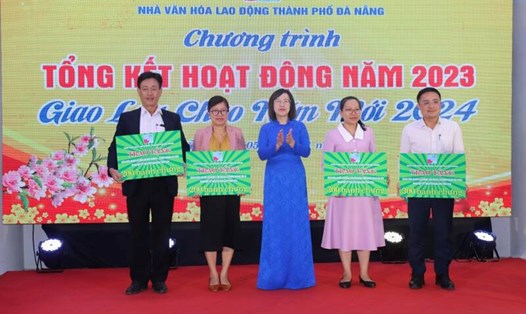 Nhà văn hoá Lao động Đà Nẵng trao bánh chưng xanh cho người lao động. Ảnh: Nguyễn Linh
