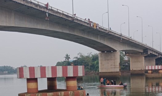 Người phụ nữ mất tích sau khi nhảy cầu Thạnh Hội xuống sông Đồng Nai. Ảnh: Quốc Chung