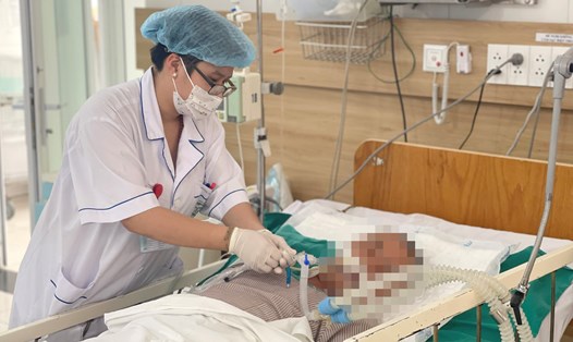 Chăm sóc, điều trị cho bệnh nhân ngộ độc methanol tại Trung tâm Chống độc, Bệnh viện Bạch Mai. Ảnh: BVCC