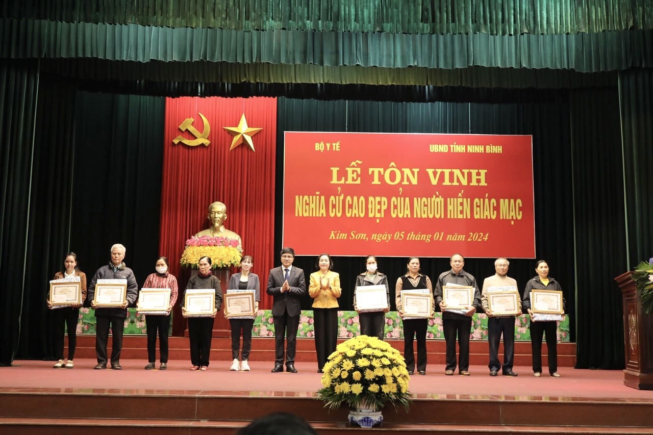 Khen thưởng và tri ân các tập thể, cá nhân có thành tích trong vận động, hiến giác mạc tại chương trình tôn vinh. Ảnh: Nguyễn Trường