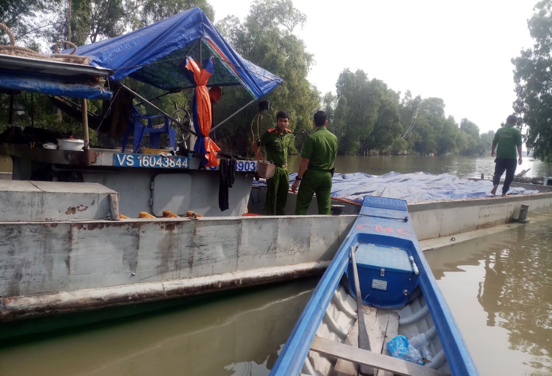 Lực lượng Công an huyện Tri Tôn phát hiện, bắt giữ 3 sà lan chở đất không rõ nguồn gốc. Ảnh: Nghiêm Túc