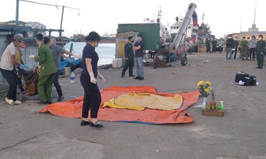 Các thuyền viên và cơ quan chức năng đưa thi thể được phát hiện trôi dạt trên biển vào bờ. Ảnh: BP.