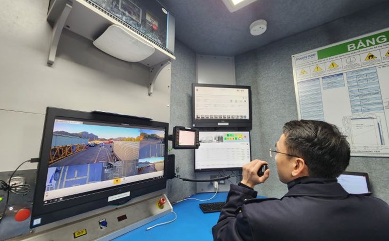 Lực lượng hải quan Cửa khẩu Hữu Nghị kiểm tra xe hàng qua máy soi chiếu. Ảnh: Trường Nguyên