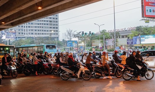 Hàng dài xe máy từ đường Phạm Hùng hướng đi Mai Dịch vẫn cố tình rẽ trái sang Nguyễn Hoàng. Ảnh minh hoạ: Thu Hiền