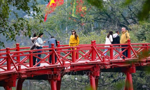 Du khách ngắm cảnh, chụp ảnh trên cầu Thê Húc. Ảnh: Thanh Tùng