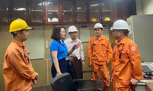 Lãnh đạo Công đoàn Điện lực Việt Nam động viên người lao động Nhà máy thuỷ điện Ialy. Ảnh: CĐ ĐLVN