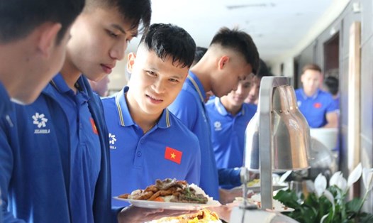 Bữa ăn đầu tiên của tuyển Việt Nam tại Qatar. Ảnh: VFF