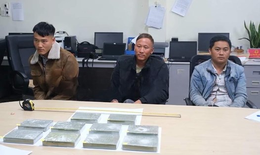 Công an 2 tỉnh Cao Bằng và Hà Giang vừa phối hợp bắt giữ 3 đối tượng đang mang 10 bánh heroin đi bán kiếm lời. Ảnh: Công an Cao Bằng.
