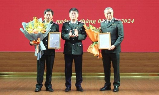 Phó Tổng Thanh tra Chính phủ Lê Sỹ Bảy trao quyết định bổ nhiệm và tặng hoa chúc mừng ông Nguyễn Văn Cảnh (ngoài cùng bên trái) và ông Nguyễn Mạnh Hường (ngoài cùng bên phải). Ảnh: Thanh tra Chính phủ