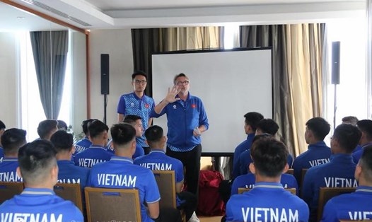 Huấn luyện viên Troussier giao nhiệm vụ cho tuyển Việt Nam. Ảnh: VFF
