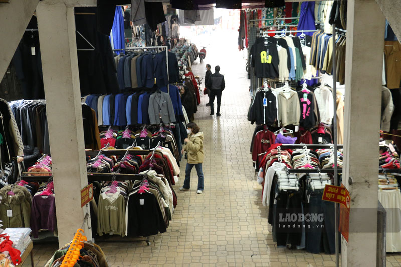 Theo ghi nhận của phóng viên, chợ Phương Lâm được đầu tư xây dựng ở trung tâm TP Hòa Bình, xung quanh chợ, dân cư ở đông đúc.  