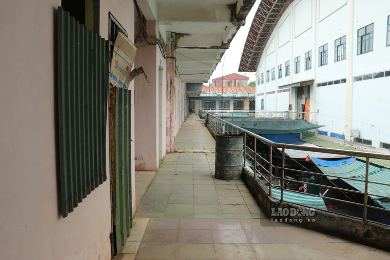 Chợ Phương Lâm được đưa vào hoạt động từ năm 2006, thời gian sử dụng là 30 năm, sau 17 năm sử dụng, một phần chợ ở tầng 2 đã bị bỏ hoang. Ảnh: Đinh Đại 