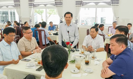 Chủ tịch UBND tỉnh Trần Văn Lâu phát biểu tại buổi gặp gỡ ăn sáng với doanh nghiệp. Ảnh: Phương Anh