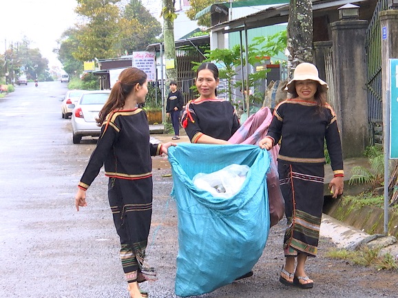 Chị em phụ nữ ở địa bàn huyện Ea Kar, tỉnh Đắk Lắk thu gom rác thải. Ảnh: Bảo Trung
