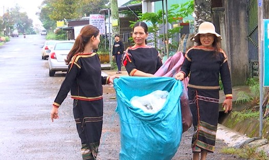 Chị em phụ nữ ở địa bàn huyện Ea Kar, tỉnh Đắk Lắk thu gom rác thải. Ảnh: Bảo Trung