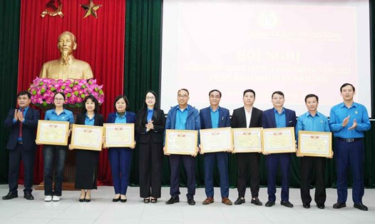 LĐLĐ Thành phố Hà Tĩnh khen thưởng các tập thể, cá nhận tại hội nghị tổng kết hoạt động năm 2023. Ảnh: Công đoàn.