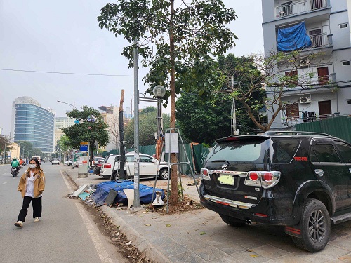 Xe ôtô và rác lấn chiếm vỉa hè khiến người đi bộ phải đi xuống lòng đường. Ảnh: Minh Hạnh chụp 15g ngày 5.1.2024 