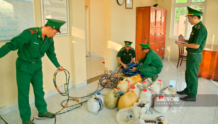 Biên phòng Phú Quốc nhận hàng chục bộ kích điện người dân giao nộp