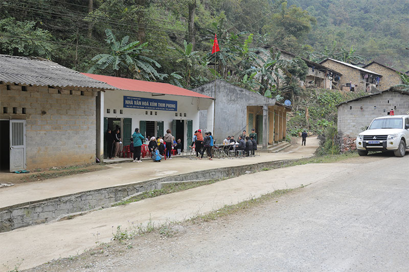 Trước tiên, tại nhà văn hoá xóm Thim Phong (xã Quang Hán, huyện Trùng Khánh), Bộ chỉ huy Bộ đội Biên phòng tỉnh phối hợp cùng Sở Y tế và lực lượng y tế địa phương tổ chức thăm khám, cấp phát thuốc miễn phí đến tay người dân.
