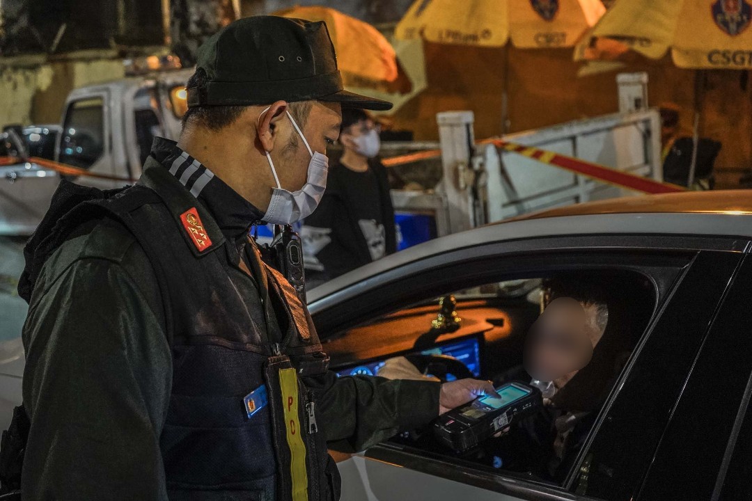 Lực lượng chức năng kiểm tra nồng độ cồn. Ảnh: Xuyên Đông