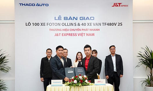 Đại diện THACO AUTO (bên trái) và đại diện J&T Express Việt Nam ký kết bàn giao lô 140 xe. Ảnh: Thaco Auto
