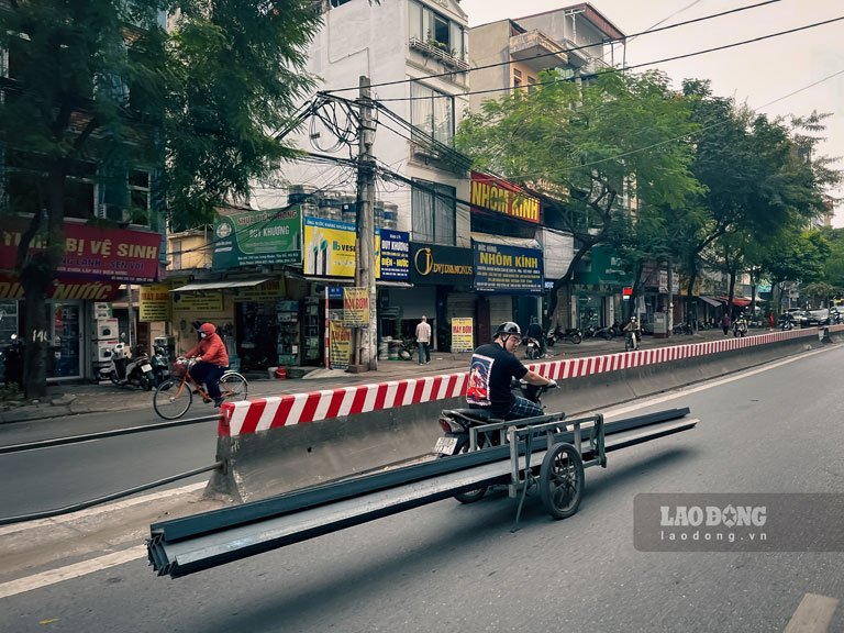 Tại các các tuyến đường như Nguyễn Trãi, Đống Đa, Đê La Thành, Lạc Long Quân,... thường xuyên bắt gặp cảnh những chiếc xe máy chở hàng cồng kềnh, sắt thép dài đến cả mét cản trở việc tham gia giao thông của các phương tiện khác.