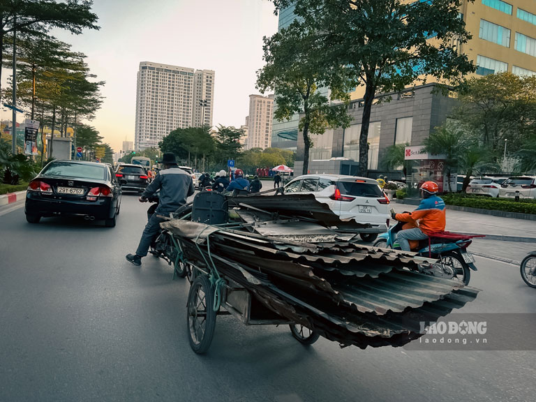 Xe chở thanh sắt thép dài 5 - 6 m được chở bằng xe máy như cái ““bẫy““  cho người xung quanh.